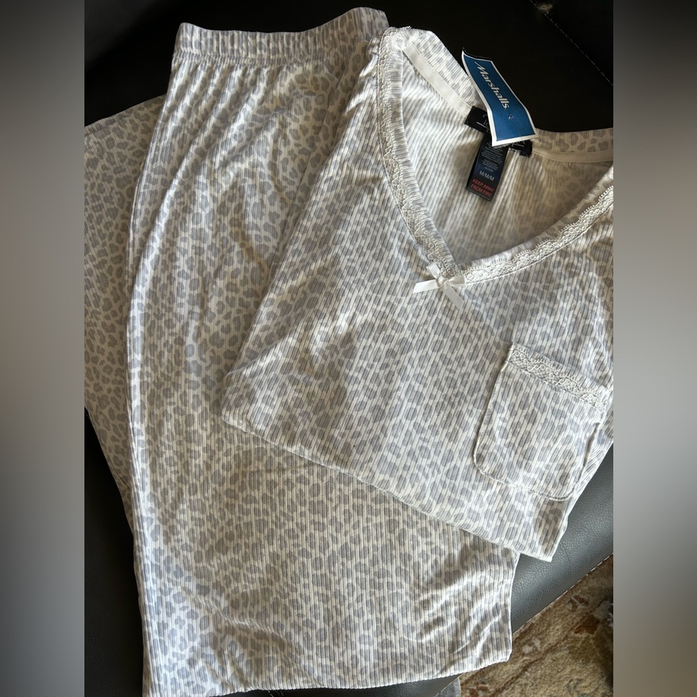 Grey / white print pajama set, v neck, 3/4 sleeves, elastic waist, NWT, size M